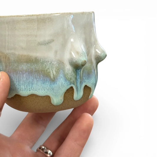 Handgemachter Keramikbecher mit angetöpferten Brüsten in verschiedenen Formen und glänzender Glasur