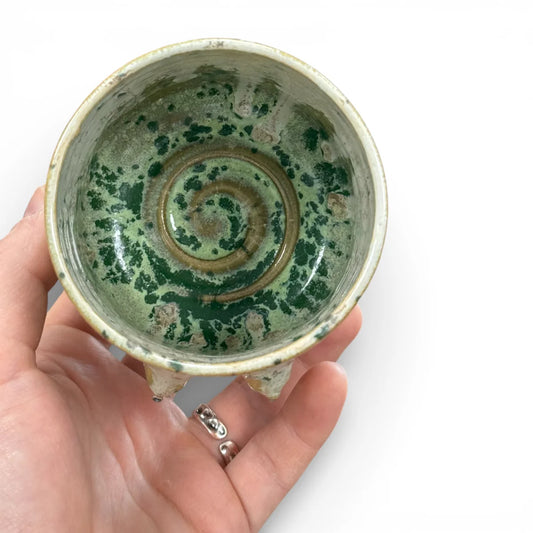 Handgemachter Keramikbecher mit angetöpferten Brüsten in verschiedenen Formen und glänzender Glasur