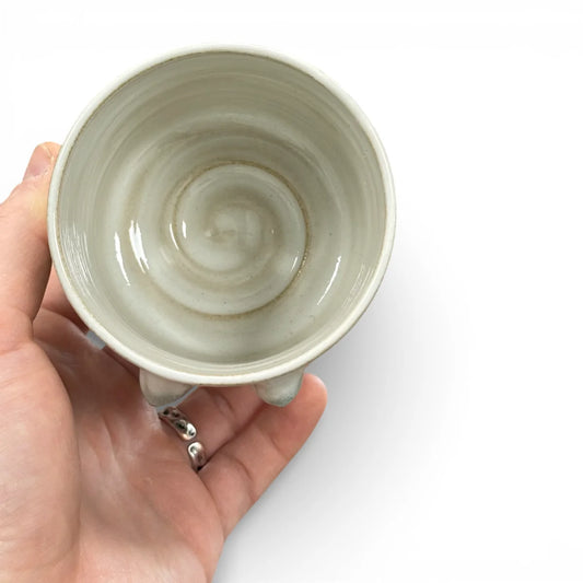 Handgemachter Keramikbecher mit angetöpferten Brüsten in verschiedenen Formen und glänzender Glasur