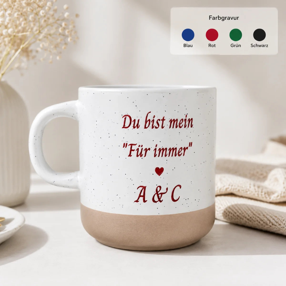 Weiß gesprenkelte Steingut Tasse mit farbig graviertem Wunschdesign und unglasiertem Boden.