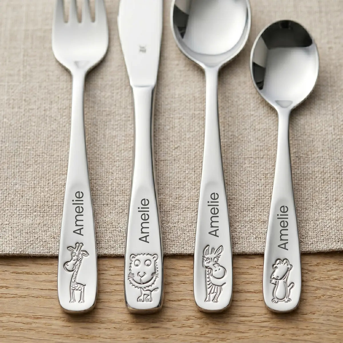 WMF Kinderbesteck Set 4-teilig aus glänzendem Cromargan Edelstahl mit Tiermotiven, personalisiert mit einer Gravur. — Safari
