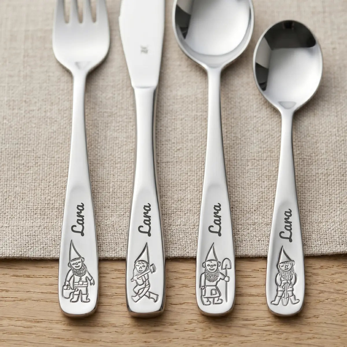 WMF Kinderbesteck Set 4-teilig aus glänzendem Cromargan Edelstahl mit Tiermotiven, personalisiert mit einer Gravur. — Zwerge