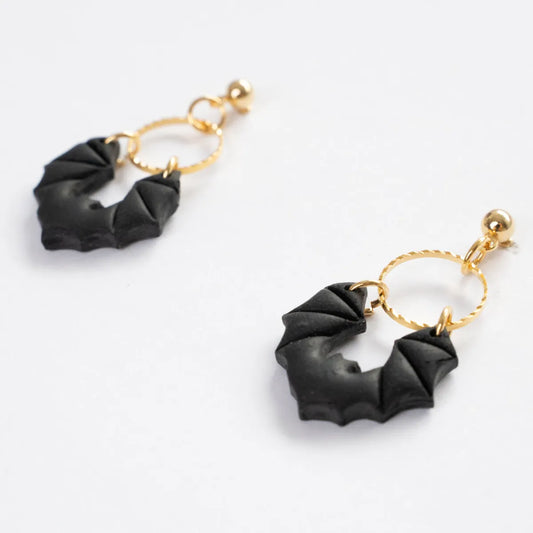 Fledermaus Ohrringe von Cloverlily.Clay bei Dreizack in Wien, kreative Gold Fledermaus Ohrringe