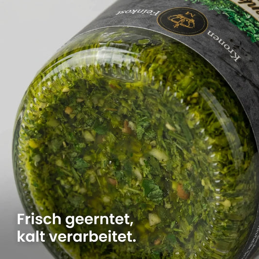 Ein Glas Gartenkräuter Mojo mit kräftiger grüner Kräutersauce und dem Etikett von Kronenfeinkost
