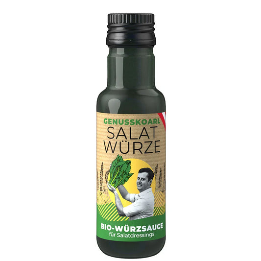 Glasflasche Bio-SalatWürze von Genusskoarl, gefüllt mit rötlicher Flüssigkeit und Etikett.