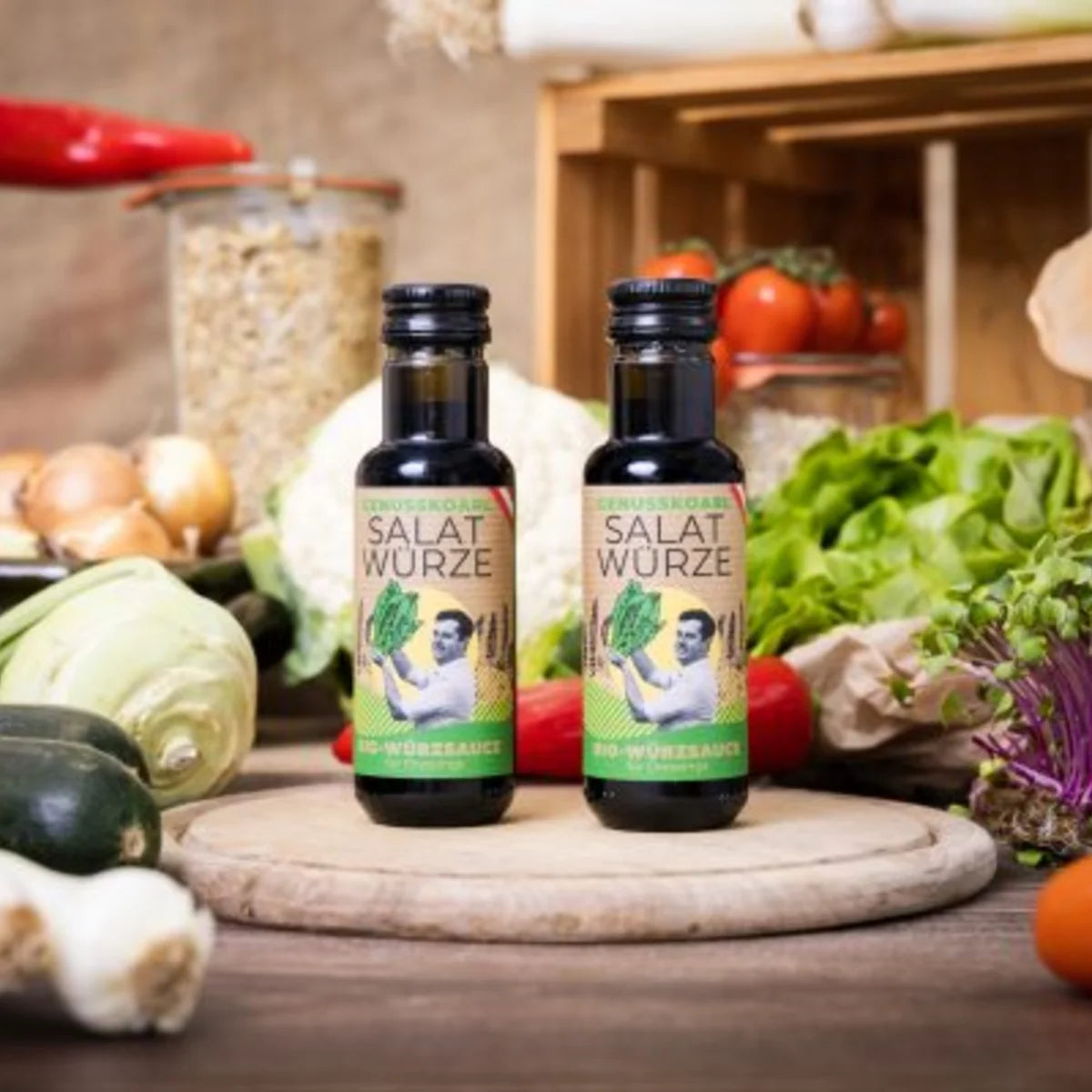 Glasflasche Bio-SalatWürze von Genusskoarl, gefüllt mit rötlicher Flüssigkeit und Etikett.