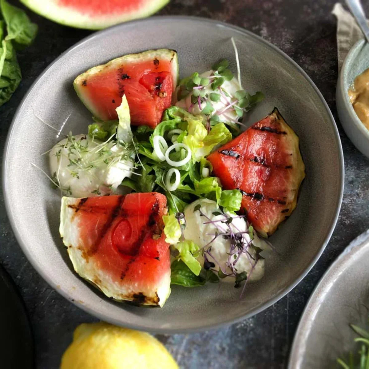Glasflasche Bio-SalatWürze von Genusskoarl, gefüllt mit rötlicher Flüssigkeit und Etikett.