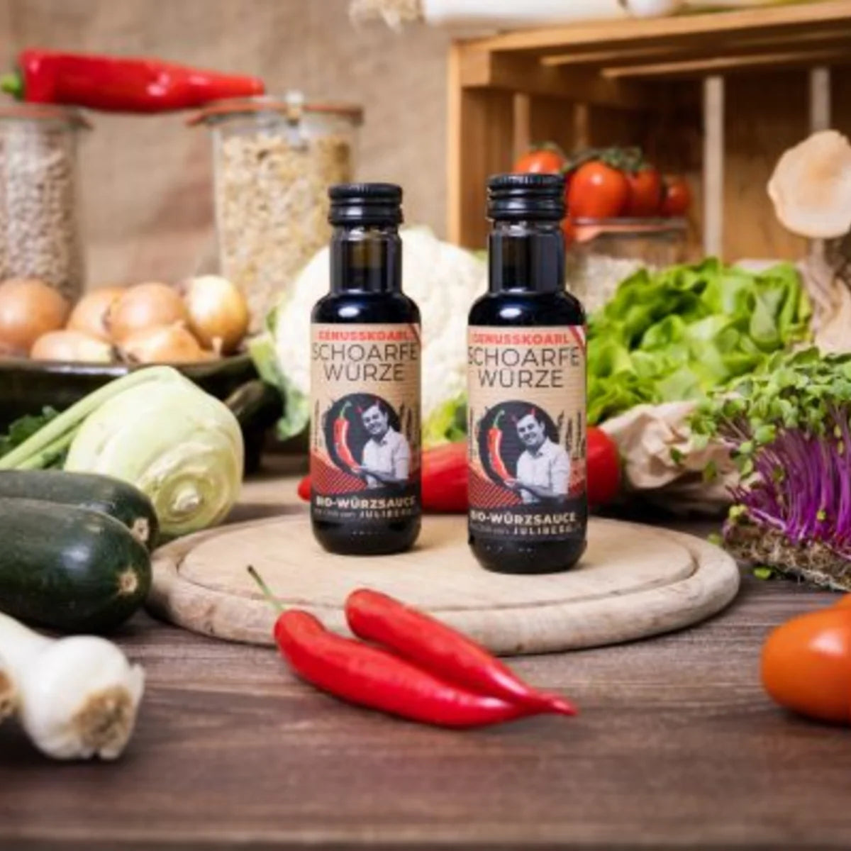 Flasche der SchoarfeWürze, einer fermentierten Bio-Chili-Sauce, mit rotem Etikett.