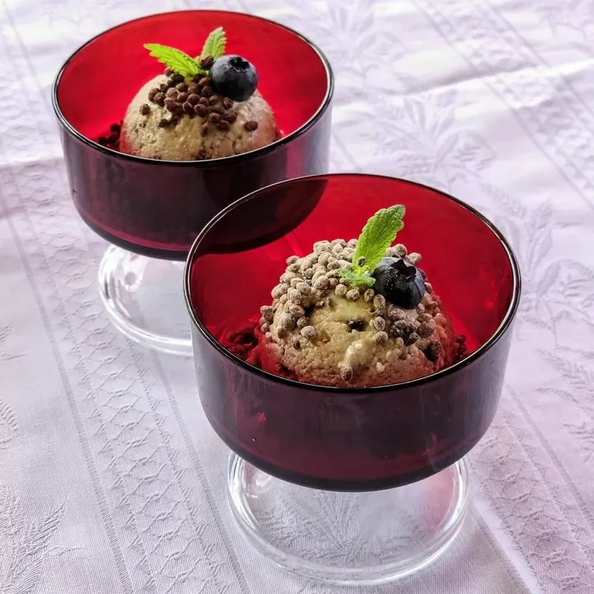 Nahaufnahme knuspriger, schokoladenüberzogener Hanf Crunchies in einer Schale. Mit dunkler Schokolade und heller Hanfsamenstruktur.