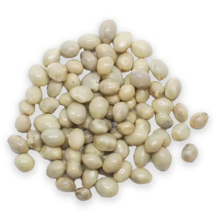 Hempions Bio Hanf Crunchies in Weiß und Orange gehalten. Detailansicht von gerösteten Hanfsamen umhüllt von weißer Kakaomasse und Orangenschalenöl in einem geöffneten Beutel.