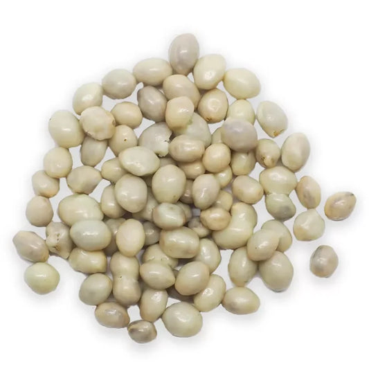 Hempions Bio Hanf Crunchies in Weiß und Orange gehalten. Detailansicht von gerösteten Hanfsamen umhüllt von weißer Kakaomasse und Orangenschalenöl in einem geöffneten Beutel.