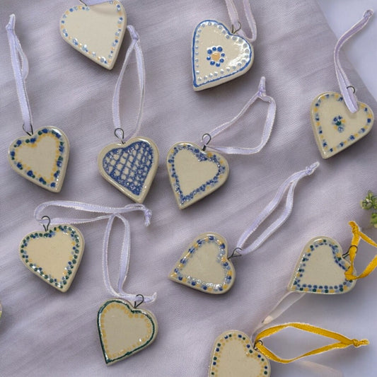 Keramik-Herzanhänger handgemacht von ArtStudioIzzi, ca. 4 cm groß, mit zufälliger Farbgebung in Blau, Gelb oder Grün, zart gemustert, Bandfarbe nicht wählbar, Frühlings- & Osterdeko.