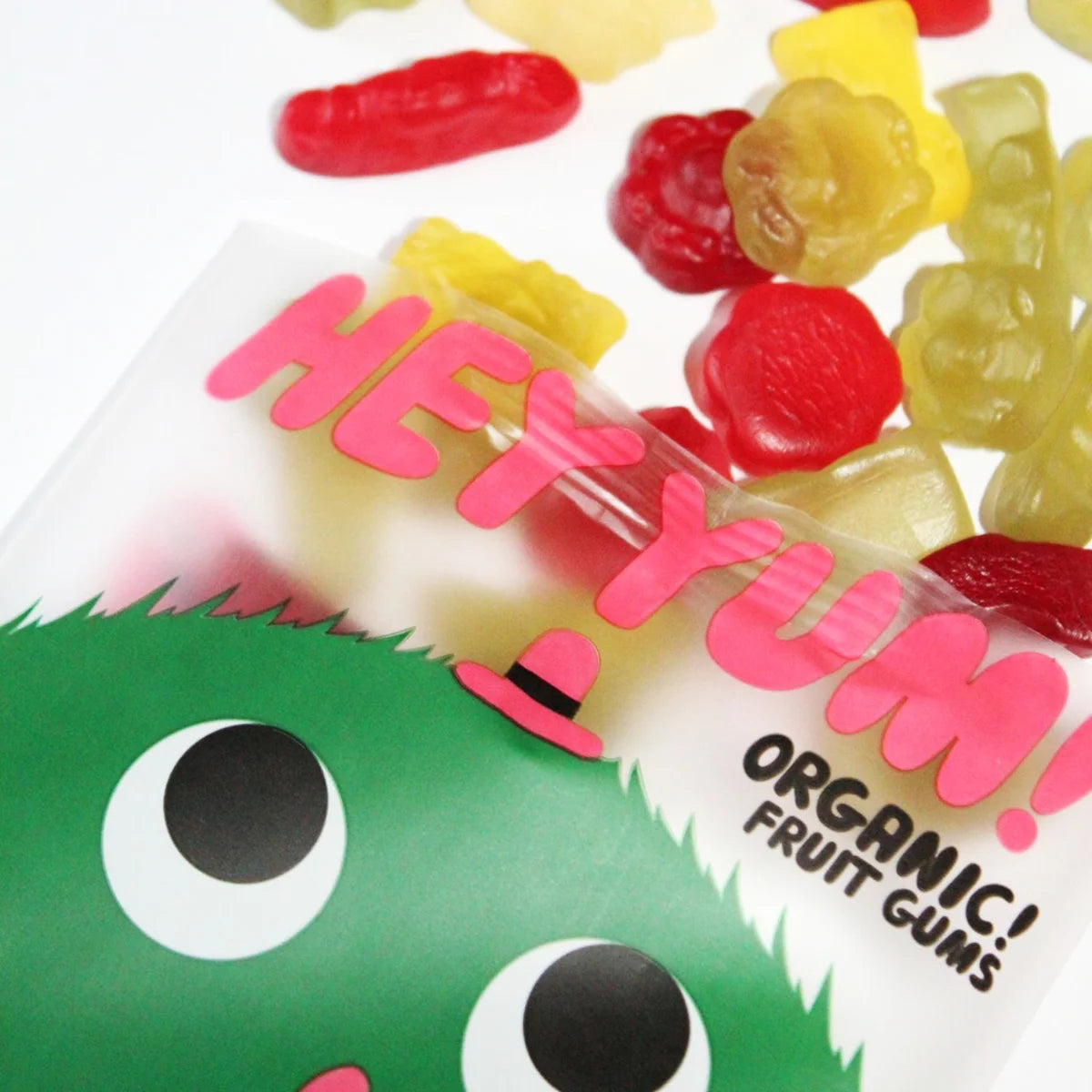 HEY YUM! Magic Forest Bio Fruchtgummi mit Honignote in verschiedenen Tierformen wie Schmetterlingen und Eulen.