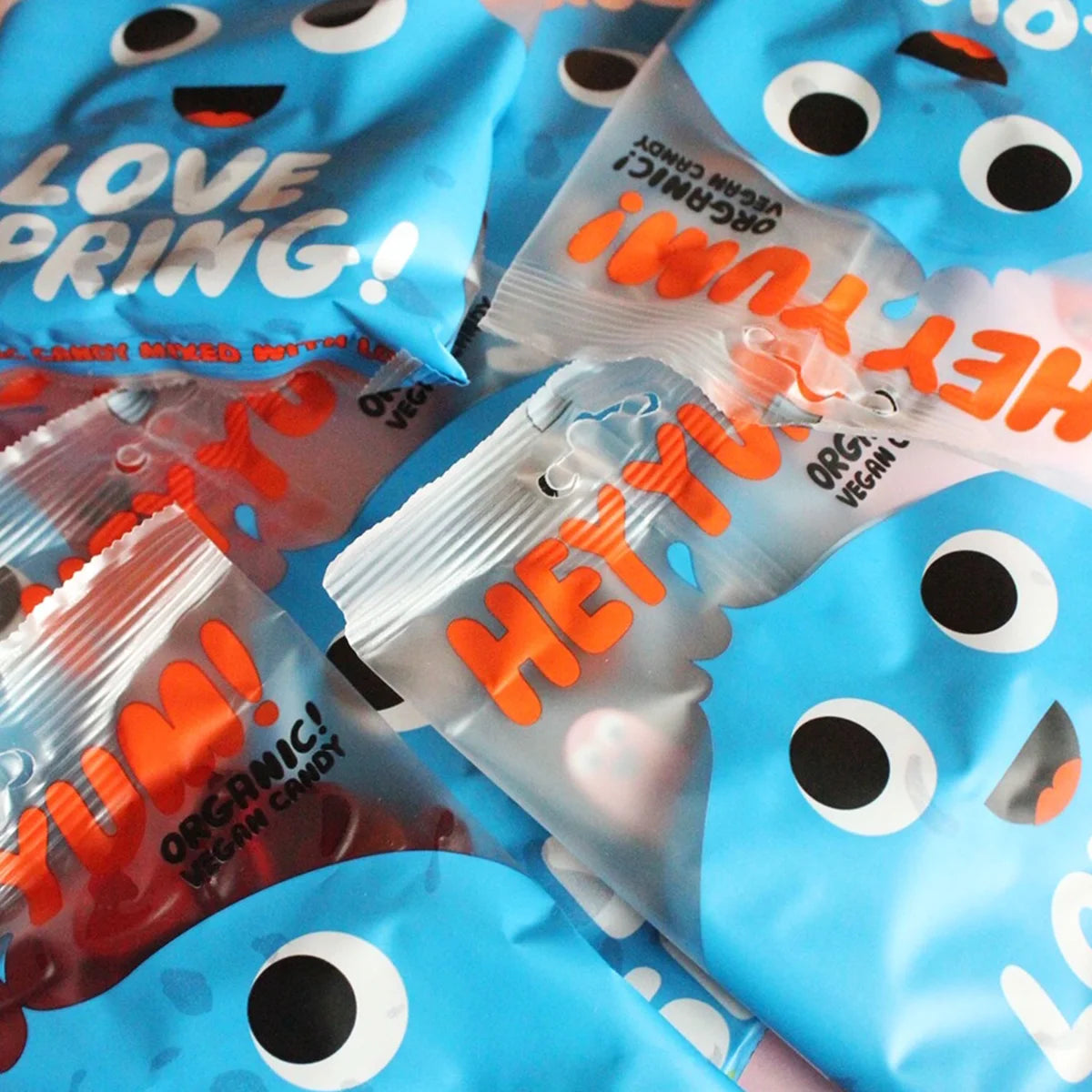 Packung vegane Bio Fruchtgummis „Love Spring“ von HEY YUM! mit Herz-, Fisch- und Wassertropfenformen.