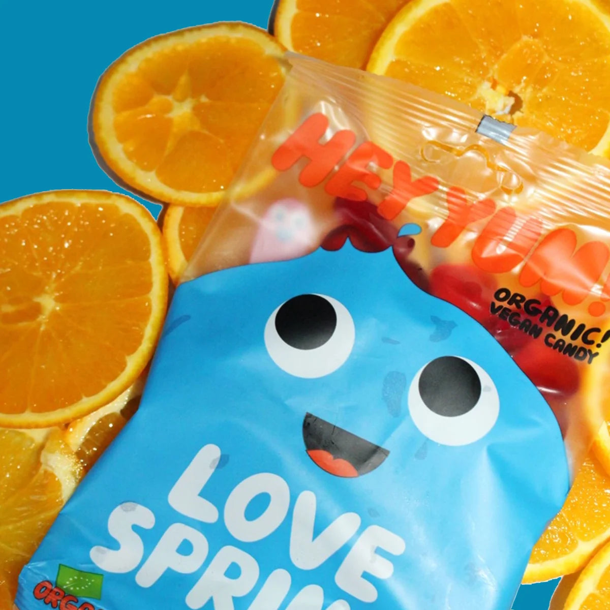 Packung vegane Bio Fruchtgummis „Love Spring“ von HEY YUM! mit Herz-, Fisch- und Wassertropfenformen.