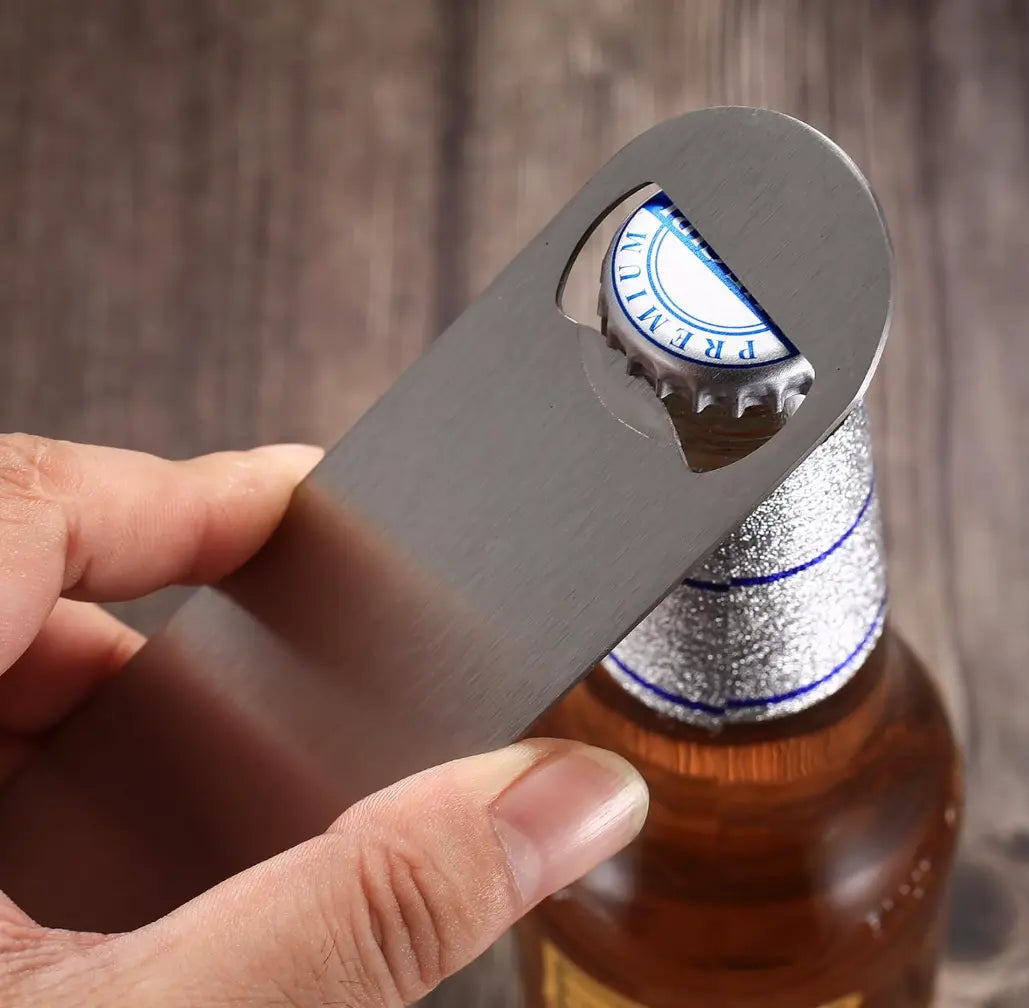 Edelstahl-Flaschenöffner mit Gravur – personalisierbar mit Namen oder Logo, 18×4 cm, mit Schlüsselring, graviert in Wien bei Dreizack