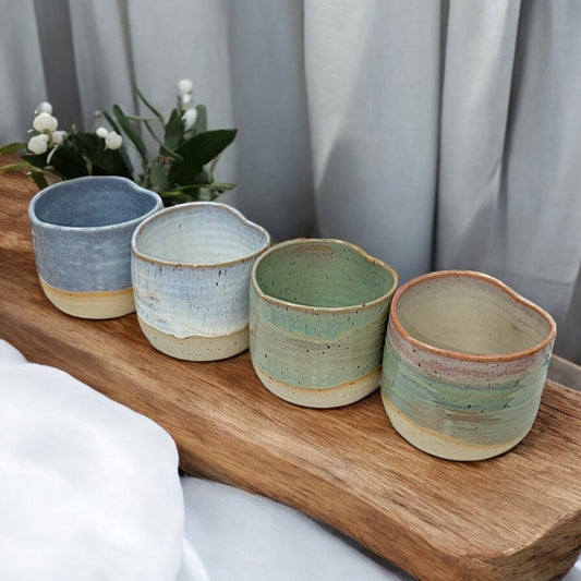 Handgemachte Keramiktasse Größe M von ArtStudioIzzi, 250 ml, zarte Pastellglasuren, doppelt gebrannt bei 1200 °C, spülmaschinenfest & mikrowellengeeignet.