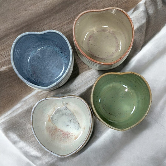 Handgemachte Keramiktasse Größe M von ArtStudioIzzi, 250 ml, zarte Pastellglasuren, doppelt gebrannt bei 1200 °C, spülmaschinenfest & mikrowellengeeignet.