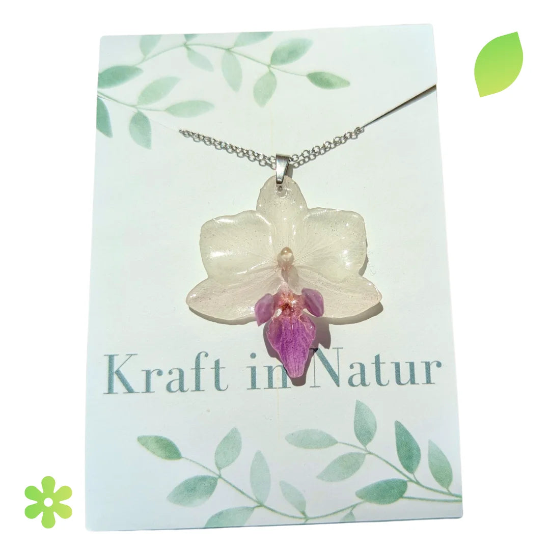 Halskette mit violett-weißen Orchideenblüten, eingebettet in transparentes Resin mit silberner Kette.