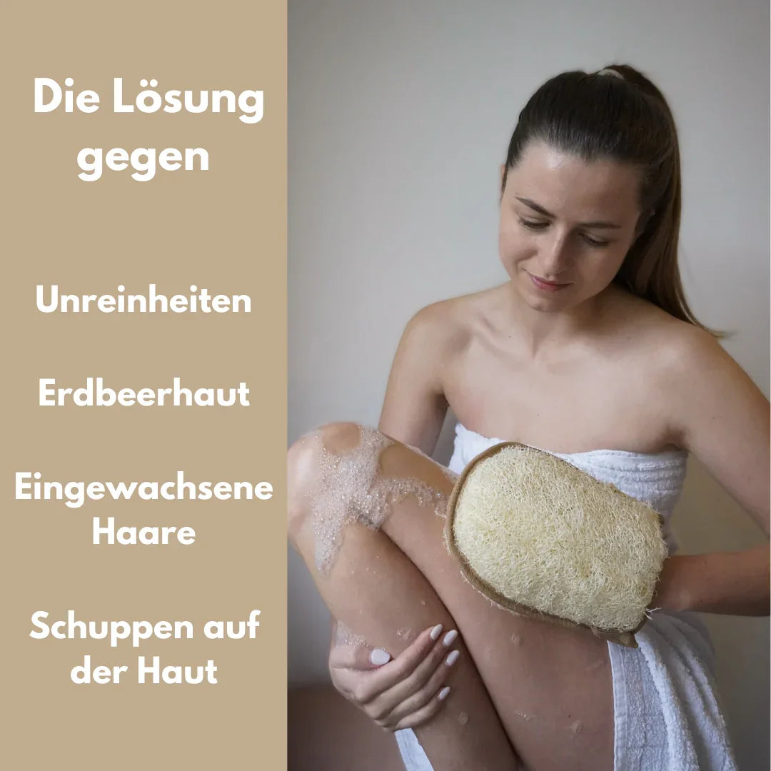 Ein Set aus vier hellen Luffa-Pflegeprodukten inklusive Handschuh und runden Pads auf einem Holzuntergrund.