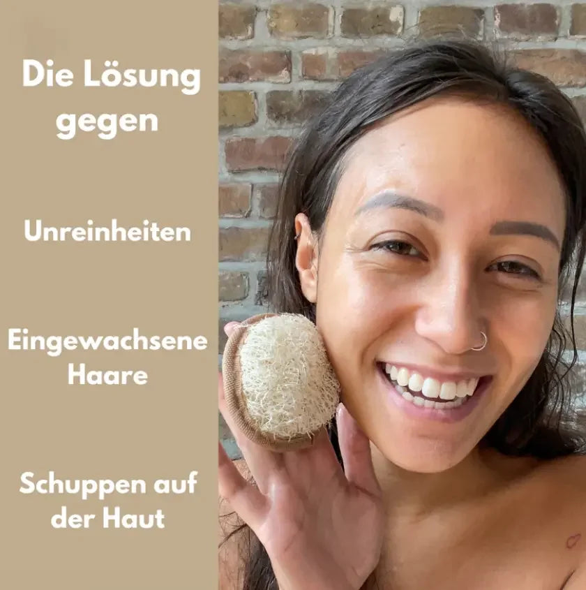 Ein Set aus vier hellen Luffa-Pflegeprodukten inklusive Handschuh und runden Pads auf einem Holzuntergrund.