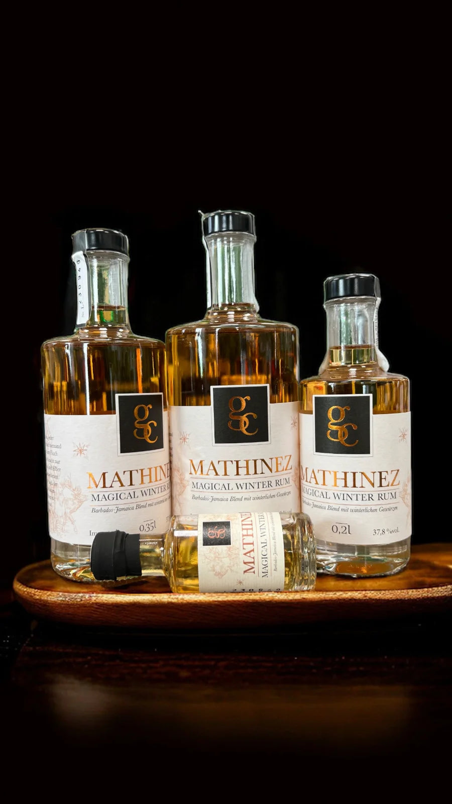 Dunkle Glasflasche Mathinez Magical Winter Rum mit winterlichen Gewürzmotiven auf dem Etikett.