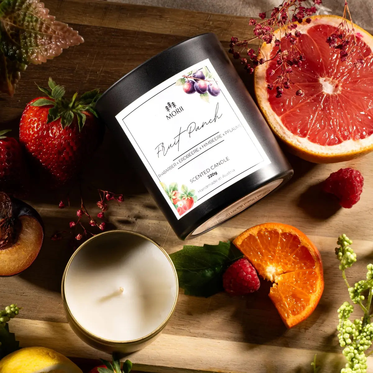 Morii Duftkerze Fruit Punch in elegantem Glasgefäß mit hellem Wachs und Holzkorkenverschluss.