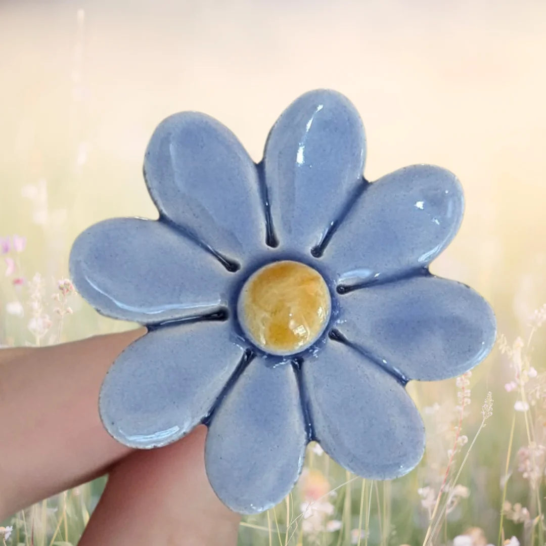 Blaues Keramik Gänseblümchen auf einem Metallstiel, ideal als Garten- oder Topfdekoration.