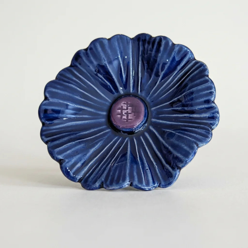 Handgemachte blaue Keramik Kornblume auf einem grünen Metallstiel, detailreich und wetterfest.