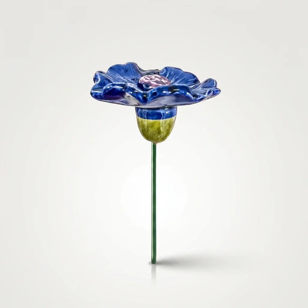 Handgemachte blaue Keramik Kornblume auf einem grünen Metallstiel, detailreich und wetterfest.