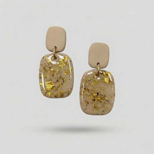 Cremeweiße hängende Ohrringe aus Polymer Clay mit Blattgold-Akzenten und Weinstein-Kristallen.