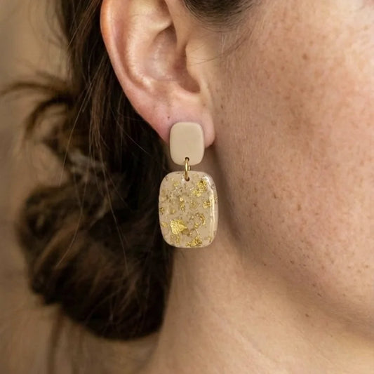 Cremeweiße hängende Ohrringe aus Polymer Clay mit Blattgold-Akzenten und Weinstein-Kristallen.