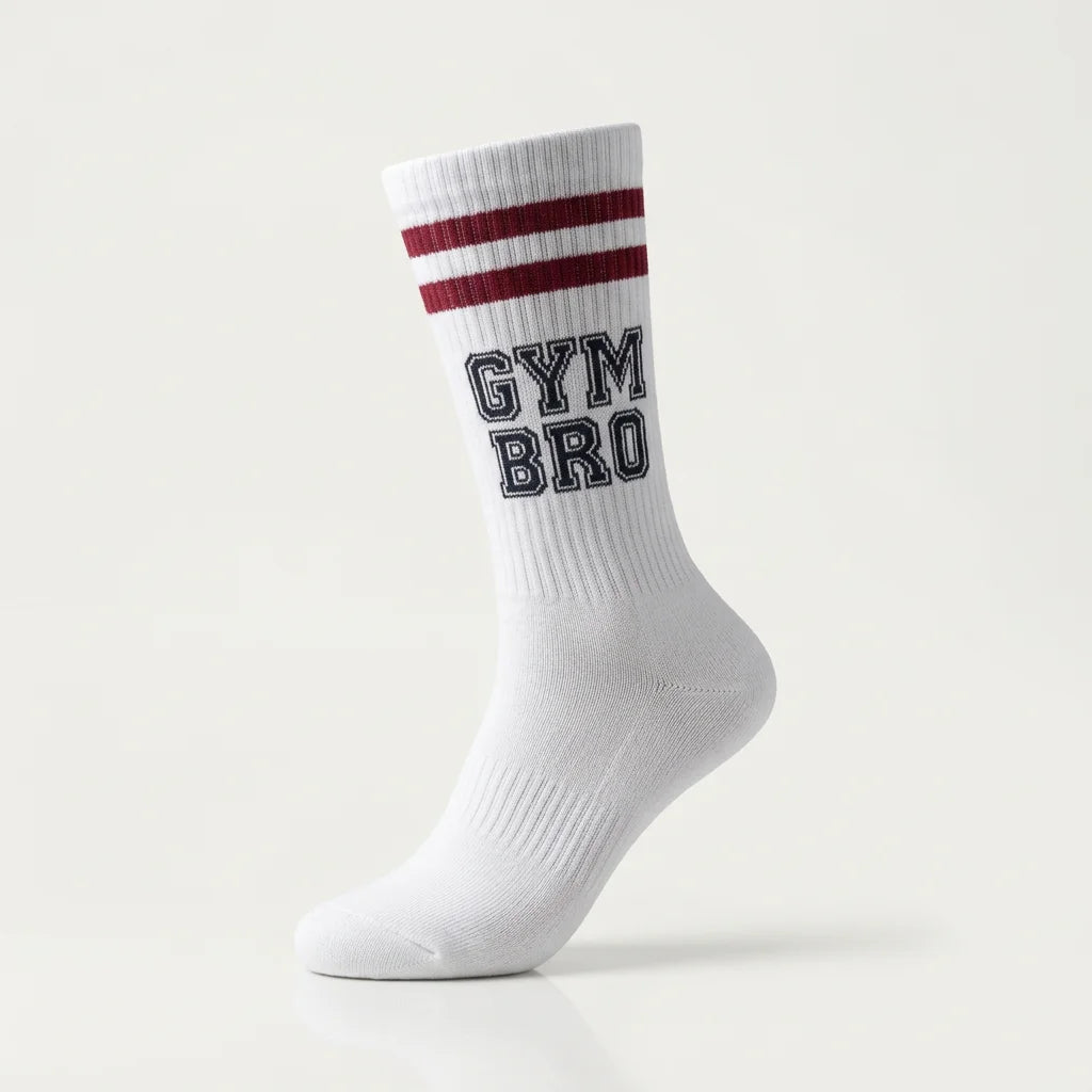 Schwarze Sportsocken Gym Bro mit rotem Stick-Schriftzug und Baumwollanteil für das Fitnessstudio.