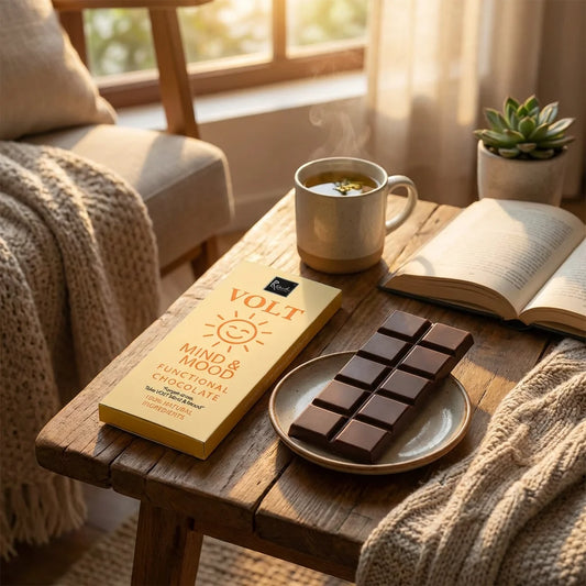 Vegane Mandel-Schokolade von Ritonka mit sichtbaren Stücken von Banane und Kakaonibs und feinem Safranfaden.