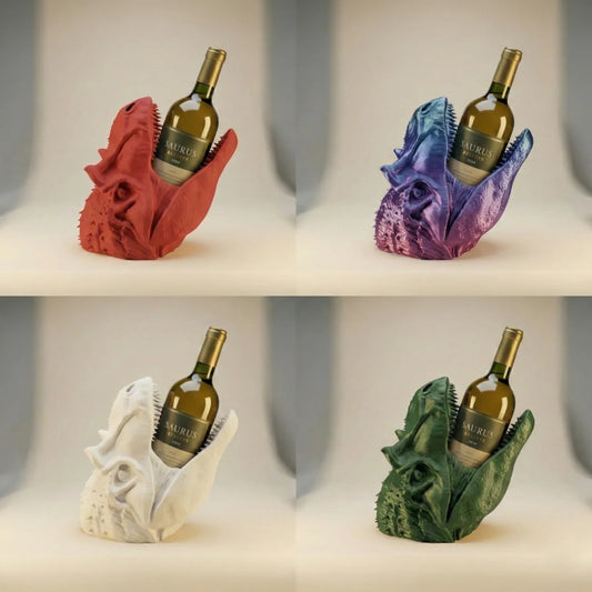 Ein detailreicher T-Rex Kopf aus dem 3D-Drucker hält eine Weinflasche in seinem weit geöffneten Maul.