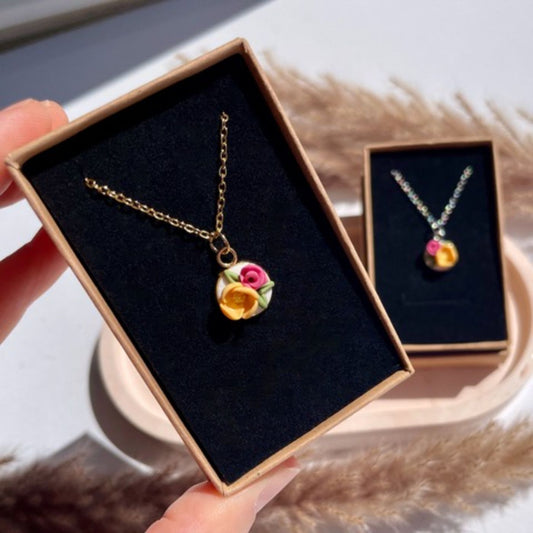 Filigrane Halskette mit handgefertigtem Blumenornament von Tiny Things Handmade Jewelry. Hypoallergen, federleicht und perfekt als Geschenk oder romantisches Accessoire fĂŒr den Alltag.