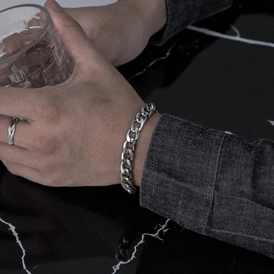 Gliederkette Edelstahl mit Wunschgravur. Armband aus Titanstahl mit verstellbarem Plättchen von Dreizack mit individueller Gravur