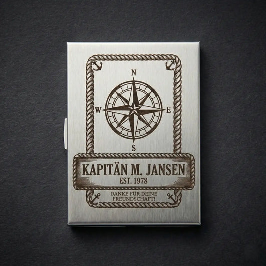 Ein schlankes, silberglänzendes Zigarettenetui aus Edelstahl mit einer individuellen Gravur auf der Vorderseite.