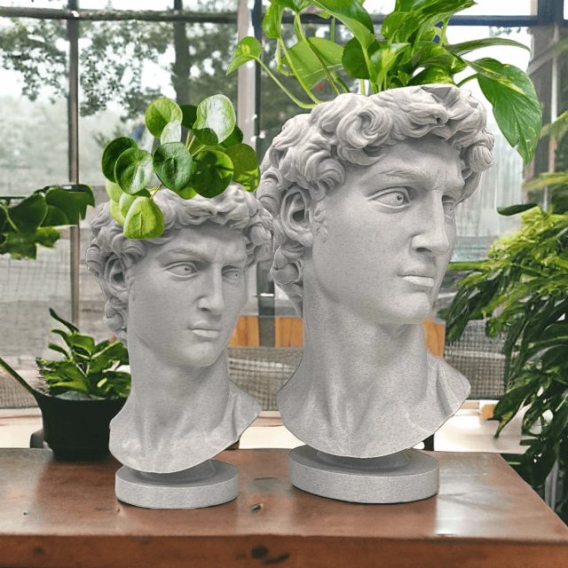 Zwei 3D-gedruckte Büstenvasen nach dem David von Michelangelo, mit Pflanzen bepflanzt