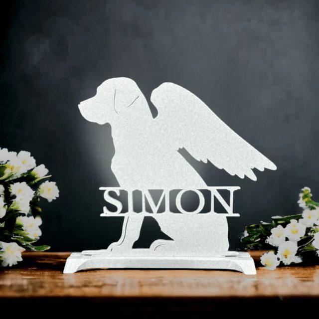 Weiße 3D-gedruckte Silhouette eines Hundes mit Engelsflügeln und dem Namen Simon