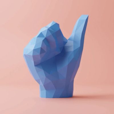 Eine 3D-gedruckte Hand im Low-Poly-Stil aus hellblauem Filament