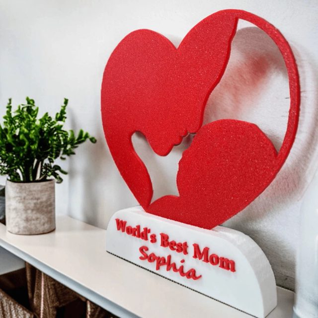 Rote 3D-gedruckte Herz-Trophäe mit der Aufschrift World's Best Mom und dem Namen Sophia