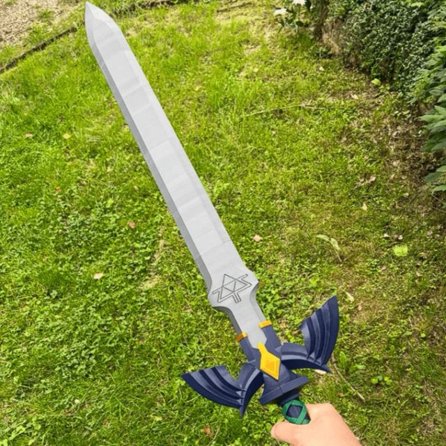3D-gedruckte Replika des Masterschwerts aus Zelda, in einer Hand gehalten