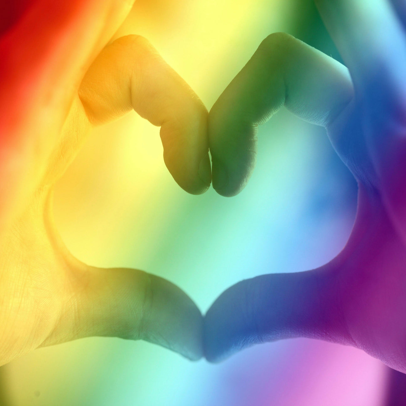Handgemachte und personalisierte Geschenke für die LGBTQ Community, einschließlich gravierter Accessoires und farbenfroher Dekorationsartikel, ideal zur Feier von Vielfalt und Stolz. Queer Gift