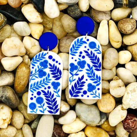 Handgemachte Ohrringe von Fleurissima Bijou aus Polymer Clay mit floralen Designs und rostfreiem Edelstahl. Einzigartige Unikate für sensible Ohren bei Dreizack Wien