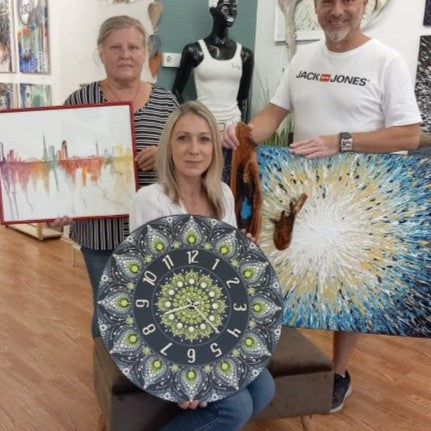 Sandra Hentsch: Leidenschaftliche Künstlerin, die einzigartige, handgefertigte Wanduhren mit Dot Art und Acryl Pouring Techniken gestaltet bei Dreizack Wien 