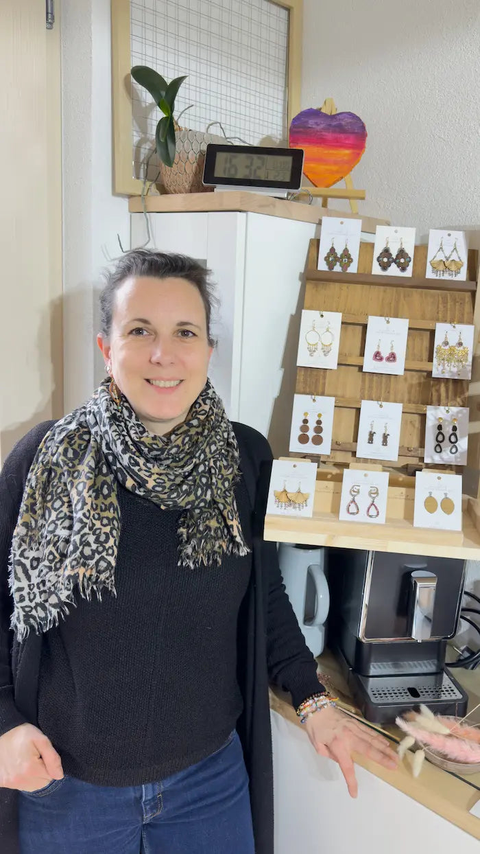 Handgefertigte Ohrringe aus Holz und Glasperlen von Atelier Schmuck.art