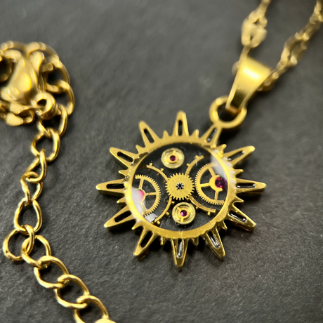 Kollektion von WatchThis bei Dreizack in Wien. Einzigartiger Handgemachter Schmuck, Halsketten, Ohrringe und Pins. Edelstahl und Gold 18k