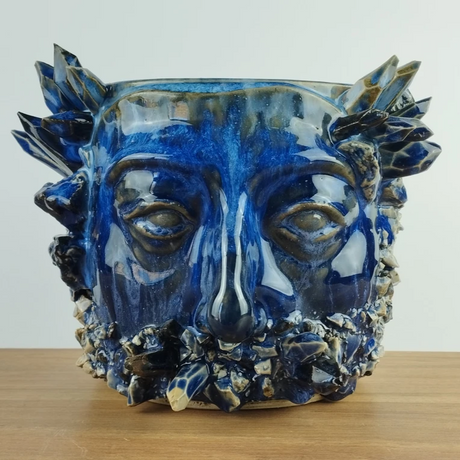 Gmcb.Art: Handgefertigte Keramikkunst von Geza Baranyai, geprägt von archaischer Schönheit, groben Oberflächen und kontrastreichen Glasuren, inspiriert von Natur und Mineralien bei Dreizack Wien