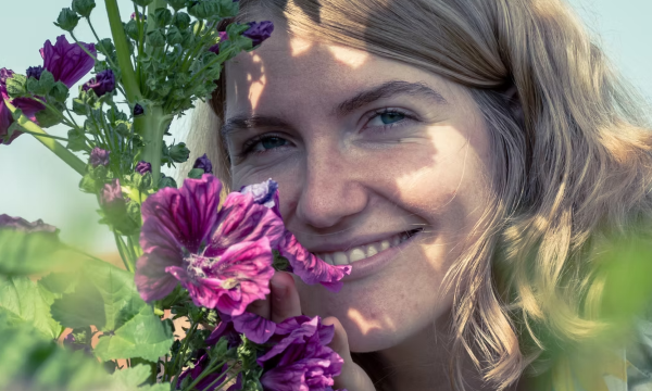 Handgerührte Naturseife von Floriena – mit Kräuterextrakten aus eigenem Demeter-Garten, 100 % natürlich & biologisch.